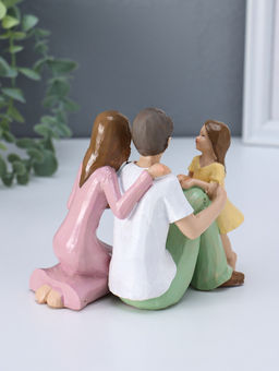 Фигурка полистоун «Молодые родители с дочкой», 7×13×12 см