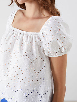 Kare Yaka Ajurlu Balon Kollu Brode Bluz