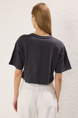 TRENDYOLMILLA Lacivert %100 Pamuk Nak?sl? Relaxed/Rahat Kal?p Crop Bisiklet Yaka Orme T-Shirt TWOSS23TS00229 фото 4