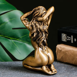 Фигурка полистоун «Девушка на коленях», под золото, 10×6×15 см