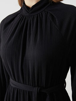 Dik Yaka Dokulu Elbise