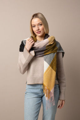 Палантин с классическим клетчатым принтом - Модные истории фото 4