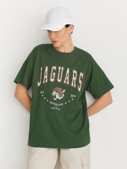 =Женская оверсайз футболка со спущенным плечом и оригинальным принтом JAGUARS - NEVERLATE фото 3