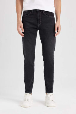 Узкие зауженные джинсовые брюки с нормальной талией и зауженной посадкой