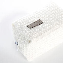 Косметичка женская на молнии TEXTURA, объёмная, маленькая, вафельная текстура, мягкая, белая  фото 11