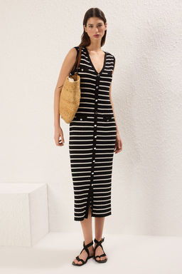 TRENDYOLMILLA Siyah Cizgili Maxi Cizgili Triko Elbise TWOSS25EL00508