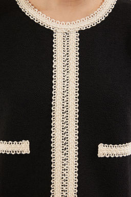 Trendyolmilla Siyah Renk Bloklu Crop Regular/Normal Kal?p Tuvit Orme Bluz TWOSS25BZ00018