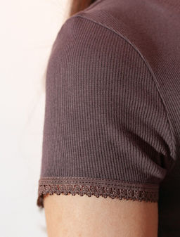 Футболка с круглым вырезом из фактурного трикотажа в рубчик