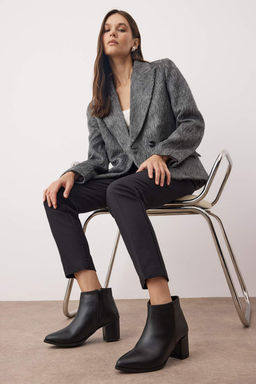 Trendyol Shoes Siyah Fermuarl? Blok Topuklu Kad?n Yar?m Bot TAKAW25BO00010