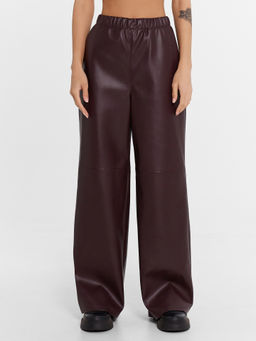 Брюки женские винно-красные из экокожи