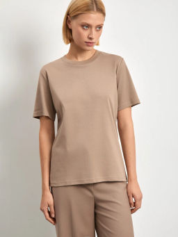 Стильная базовая футболка в цвете мокко - Emka фото 4