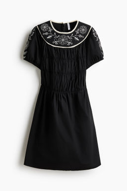Vestido de popelina con bordados