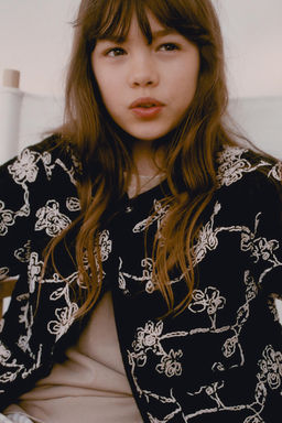 CHAQUETA ACOLCHADA BORDADOS CONTRASTE / Negro / Crudo