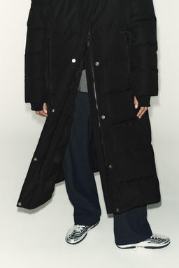 ANORAK ACOLCHADO EXTRA LARGO 60% PLUM?N 40% PLUMA CAPUCHA WATER REPELLENT WINDPROOF / Negro - Zara фото 4