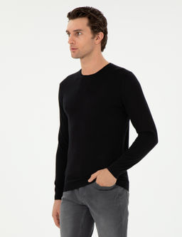 Черный зауженный свитер