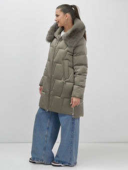 Пальто зимнее утепленное с мехом и капюшоном тренд коричневого цвета 7630K - Visdeer фото 14