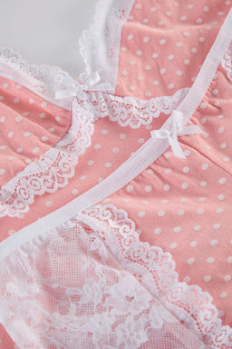 Trendyolmilla Pembe Pamuklu Puantiyeli Dantelli ve Kurdele/Fiyonk Detayl? Sortlu Orme Pijama Tak?m? THMSS24PT00268  фото 2