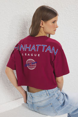 TRENDYOLMILLA Visne Curugu %100 Pamuk Relaxed Crop/Rahat K?sa Kesim S?rt ve On Bask?l? Orme T-Shirt TWOSS25TS00165 фото 6