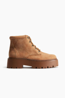 Botas de suela gruesa con cordones