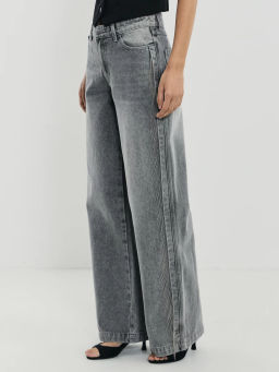 Джинсы wide leg со средней посадкой с акцентной отделкой по бокам / Zarina