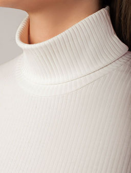 Водолазка из фактурного трикотажа в рубчик