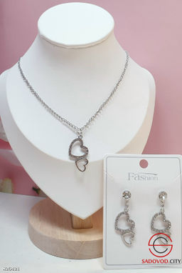 Комплект украшений женский: серьги гвоздики и подвеска ожерелье