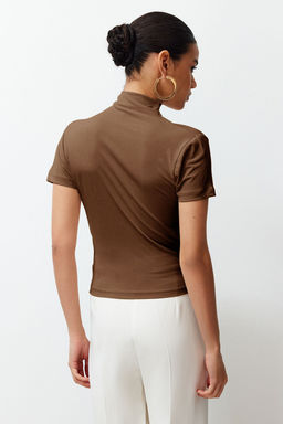 Kahverengi Drape Detayl? Fitted/Vucuda Oturan K?sa Kollu Dik Yaka Esnek Orme Bluz TWOSS24BZ00426