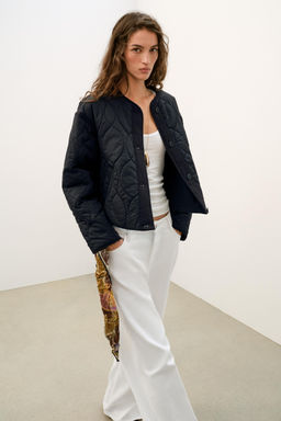 CAZADORA CORTA ACOLCHADA / Negro