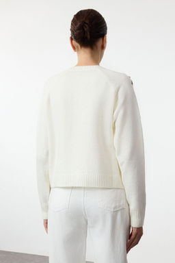 TRENDYOLMILLA Ekru Y?lbas? Temal? Yumusak Dokulu Dugme Detayl? Tas Islemeli Triko H?rka TWOAW25HI00343  фото 5