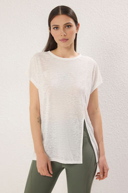 TRENDYOLMILLA Beyaz Y?rtmac Detayl? Spor Orme T-Shirt THMSS25TS00002