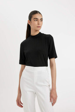 Футболка с короткими рукавами и полуводолазкой стандартного кроя в рубчик на бретельках - Defacto фото 3