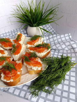 Укроп КЛАВДИЯ  Мощный, обильнолиственный куст! Очень долго не уходит в стрелку! Высокая урожайность зелени!