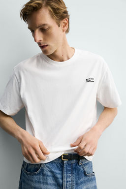 CAMISETA RELAXED FIT TEXTO PARCHES / Blanco