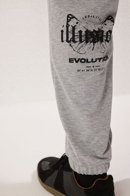 TRENDYOL MAN Gri Melanj Oversize/Genis Kesim Lastik Paca Kelebek Bask?l? Esofman Alt? TMNSS25EA00006 - Trendyolmilla фото 5