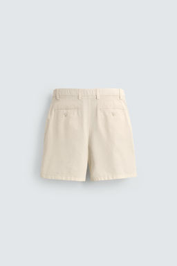BERMUDA REGULAR FIT PLIEGUES / Blanco roto