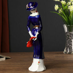 Сувенир керамика "Девушка в пальто на прогулке" 29х8х7,5 см