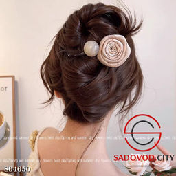 Заколка для волос с бусинами в виде розы.