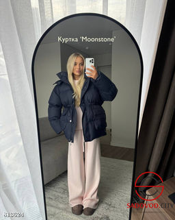 Теплый пуховик с акцентом на талии.