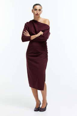 Vestido drapeado de un hombro