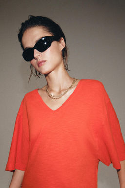 CAMISETA ESCOTE PICO / Coral