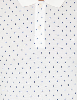 Белая футболка с воротником-поло