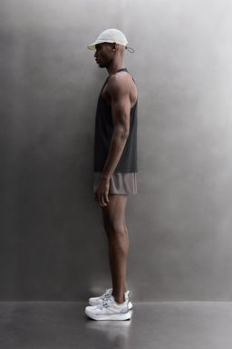 CAMISETA TANK LIGERA RUNNING / Negro