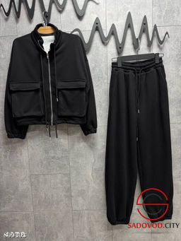 Костюм двойка: олимпийка на молнии свободного кроя и брюки на резинке.