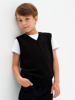 Черный вязаный жилет для мальчика