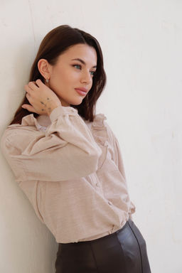 11070 Блуза с кокеткой и оборкой кремовая - Martichelli фото 7