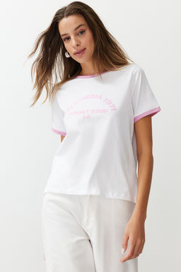 TRENDYOLMILLA Ekru %100 Pamuk Slogan Bask?l? Kontrast Biye Detayl? Orme T-Shirt TWOSS24TS00105