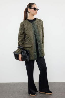 TRENDYOLMILLA Haki Renk Bloklu Su Itici Kapitone Mont TWOAW23MO00134 фото 17