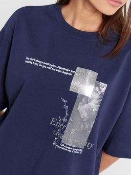 Футболка женская синяя с принтом Energy creates reality глубокий синий +печать1 112961 - Mark formelle фото 6