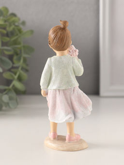 Фигурка полистоун Малышка в розовом платье и зелёной кофточке, с букетиком, 5?4?12.5 см