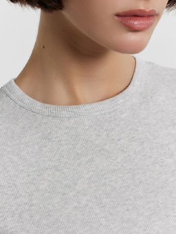 Футболка женская серая укороченная